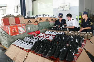 广州海关查获假冒adidas、Nike运动鞋